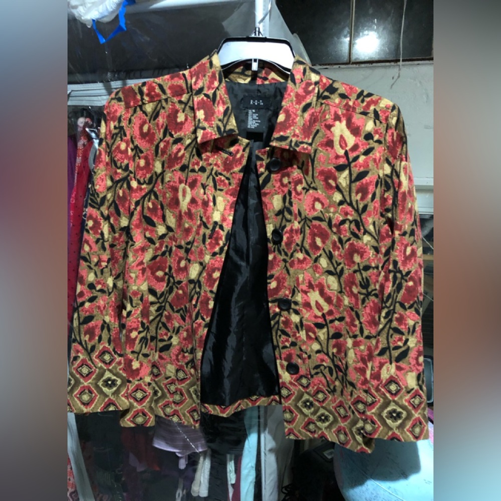 Long sleeve lightweight jacket plus size 16 R Q T brand button down abstract